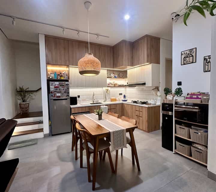 
Penyimpanan yang tepat bikin dapur nggak cuma rapi, tapi juga lebih efisien! Beberapa trik yang bisa dipakai biar dapur tetap nyaman:

✅ Rak sudut putar buat memaksimalkan area sudut biar nggak ada space yang terbuang.
✅ Rak bumbu tarik bikin bumbu selalu tertata rapi dan gampang dijangkau.
✅ Rak piring dalam kabinet supaya meja dapur tetap clean tanpa tumpukan peralatan.
✅ Kabinet sampai plafon buat penyimpanan ekstra tanpa bikin dapur kelihatan penuh.

Dapur kecil bukan masalah, yang penting pintar atur penyimpanan! Setuju?

#KitchenOrganization #DapurRapi #PenyimpananDapur #RakBumbu #RakSudut #DapurMinimalis #KitchenSetMinimalis #RakPiring #RakDapur