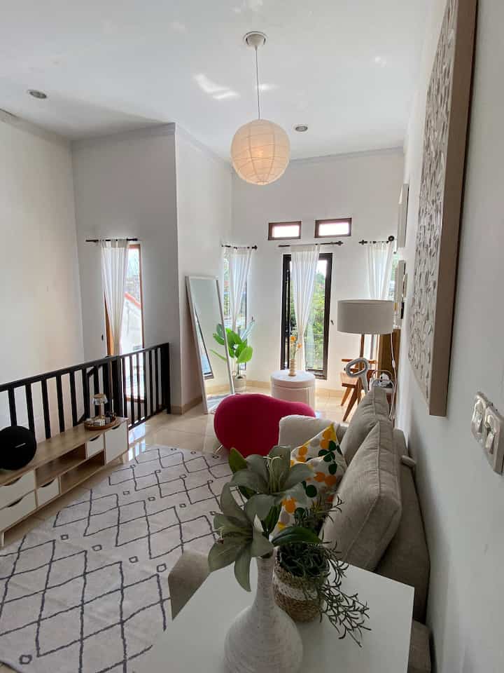 Beberapa storage di living room aku:
1. Rak putar multifungsi yg aku jadiin rak buki anak
2. Rak sepatu aesthetic yg bisa jd homedecor
3. Mazu stool, storage multifungsi yg aku jadiin storage mainan anak

Semoga terinspirasi 💕
#lampugantung #rakputarbuku #sofaruangtamu #storagestool #standingmirror #standingfloorlamp #karpetruangtamu #raktv