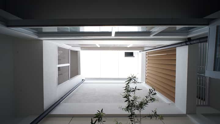 Taman dalam rumah ini lebih ke elemen dekoratif biar suasana nggak monoton. Meski nggak untuk duduk santai, tetap bisa bikin rumah terasa lebih fresh dan rapi.

✔ Tanaman hias simpel biar nggak ribet perawatannya.
✔ Batu putih & pot seragam buat tampilan lebih clean.
✔ Pencahayaan tambahan supaya tetap estetik di malam hari.

Nggak perlu area luas, yang penting tetap fungsional dan enak dilihat. Ada yang pakai konsep taman dalam rumah juga?

#TamanDalamRumah #InnerCourt #DesainRumah #TanamanHias #RumahRapi #PotTerazzo #BatuCoral