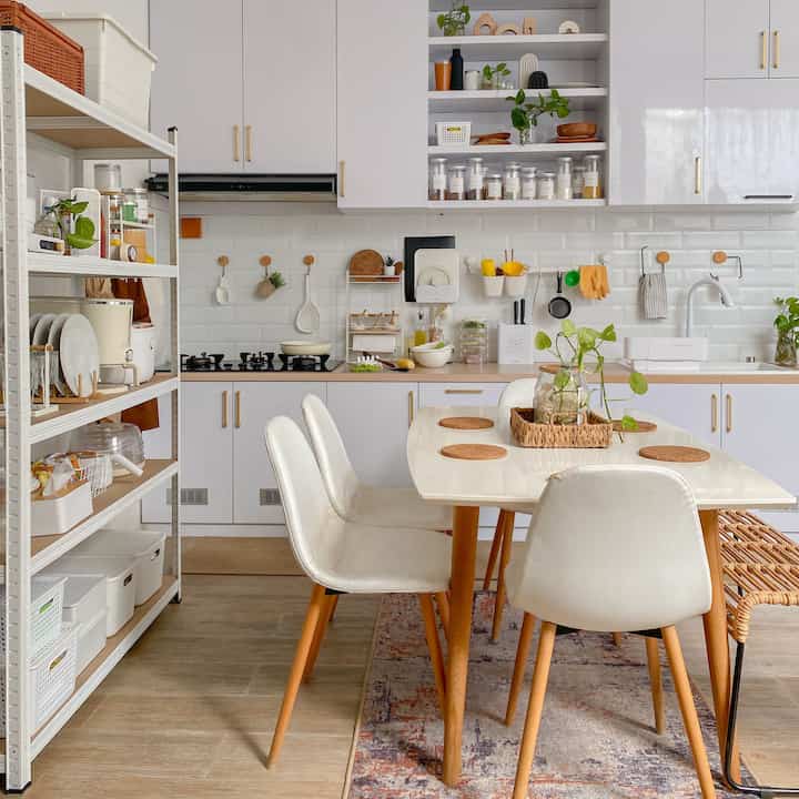 Tips Kitchen — Dining Rapi & Estetik ✨

Kuncinya?
Pilih perlengkapan yang nggak cuma fungsional, tapi juga cantik secara visual! 

Aku pakai lemari susun terbuka supaya lebih accessible, tapi tetap rapi dengan storage tertutup yang senada

Selain itu, backplash area juga dimanfaatkan buat hook & storage tempel, jadi meskipun terekspos, tetap terlihat rapi dan estetik

#KitchenSet
#MejaMakan
#HPLKitchen
#BacksplashKitchen
#AbstractRugs
#KitchenOrganization
#DapurRapi
#PenyimpananDapur
