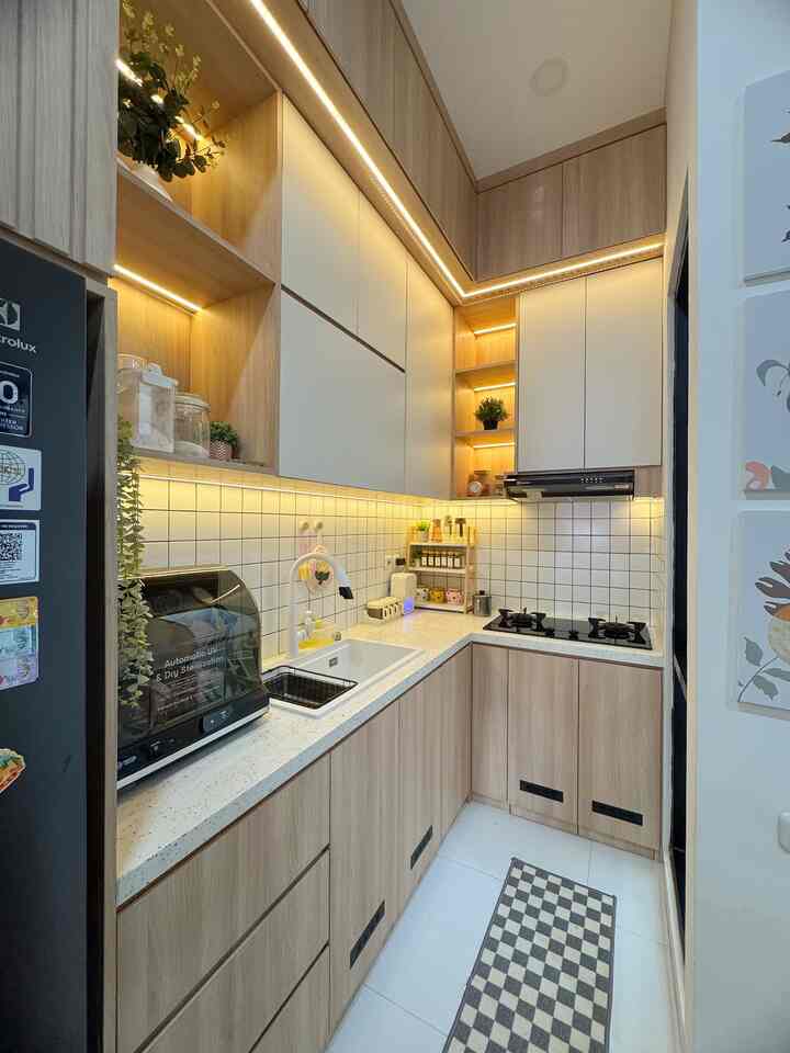 Aslinya aku orang yang berantakan, tapi karena
banyak space di dalam kabinet kitchen set jadi semua aib ku tertutupi hihi🤣🤣. Selain itu, engga lupa untuk siapin rak bumbu buat naro spices jar nya biar gak berantakan…
Jangan lupa pake PVC untuk kitchen set mu biar anti lembab dan rayap❤️ 
#KitchenSetMinimalis #KitchenOrganization #Dapurrapi #PenyimpananDapur #HPLKitchenSet