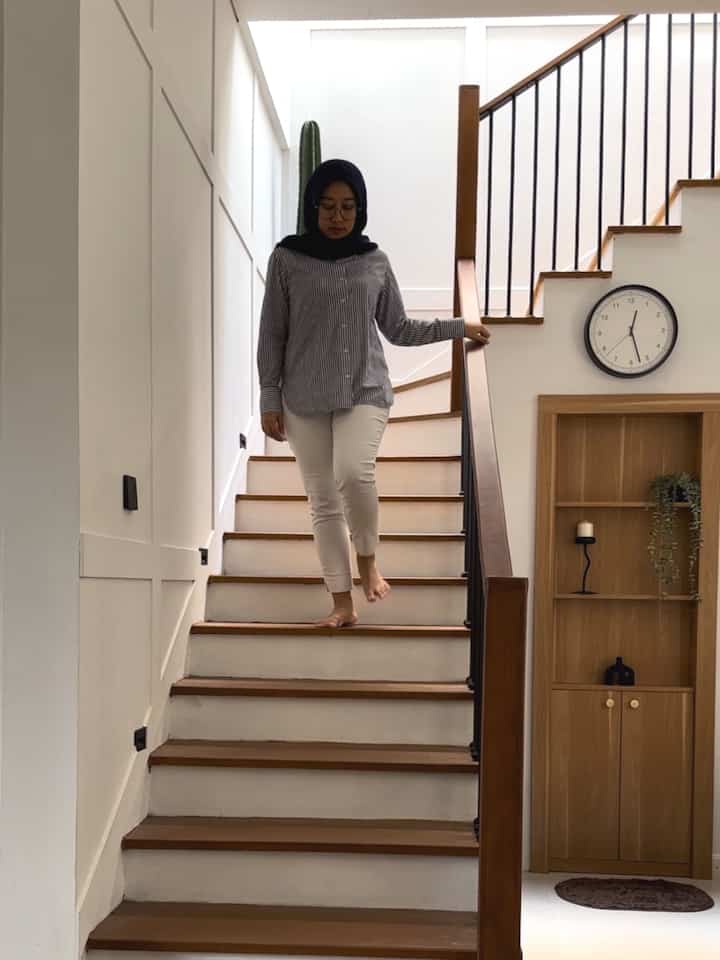 Tangga di ceirabox ini bentuknya L dengan jumlah total 22 anak tangga. Dibuat seergonomis mungkin agar lebih nyaman saat digunakan. Trapnya menggunakan conwood jadi lebih nyaman diinjak dan anti rayap.
Untuk railing menggunakan besi as 16 dan ditambah hiasan agar lebih manis. Untuk handle menggunakan kayu solid.

#tangga #tanggadirumah #railingtangga #traptangga #makeovertangga #tanggaminimalis #tanggakayu