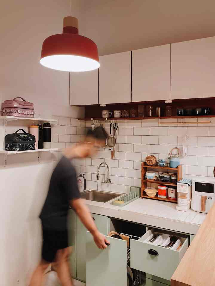 Memaksimalkan setiap space pada bagian dapur agar lebih multifungsi ✨

Seperti kitchen set bagian bawah pada area dapur ini terdiri dari beberapa laci, namun hanya 2 laci yang difungsikan sebagai tempat menyimpan alat makan, mulai dari piring, sebagian gelas, hingga cutlery set 🍽️

Sementara untuk gelas yang biasa dipakai, kami taruh pada rak terbuka di kitchen set bagian atas 🍹🥃🥤🍸

Kemudian ada rak kecil dari kayu jati yang digunakan untuk menaruh set tea pot, aneka mangkok, dan sejumlah alat makan. 

Rak kecil ini sebenarnya adalah rak untuk bumbu dapur, namun beralih fungsi untuk menaruh sejumlah alat makan

#kitchensetminimalis #lampudapur #rakbumbu #kertasPVC #KitchenOrganization #DapurRapi #PenyimpananDapur 