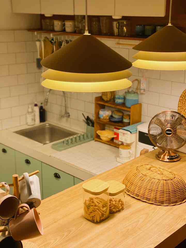Suasana dapur makin nyaman dan hangat di kala malam hari berkat pencahayaan jenis lampu warm light ✨💡🌜 

#LampuDapur #KertasPVC #TudungSaji #ToplesMinimalis #Japandi