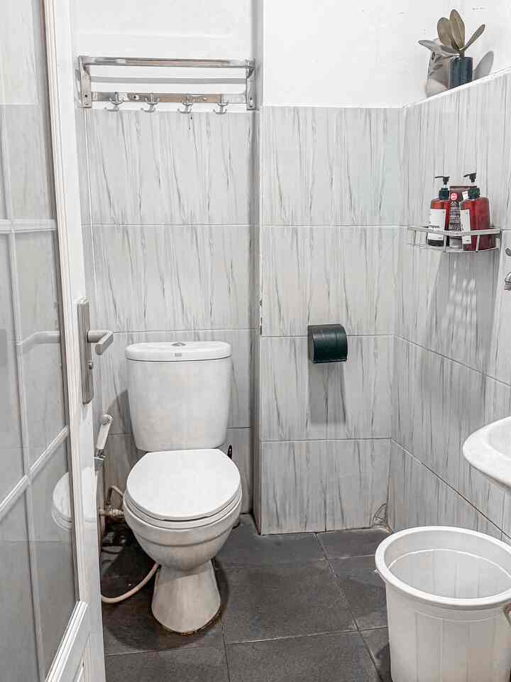 Kamar mandi tamu yang serba putih walaupun kecil jadi terasa lebih luas dengan pemilihan tone warna putih

#kamarmandi #bathroom #ruanganserbaputih #catwarna #kamarmanditamu #pintualumunium