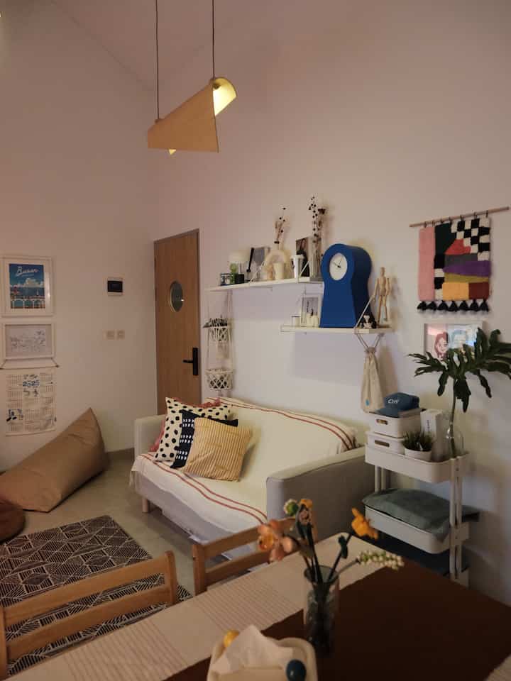 Suasana rumah di malam hari 🤍🌛
Area paling nyaman dirumah ketika malam hari adalah area living room karena memiliki berbagai jenis lampu yang menyesuaikan aktivitas penghuni. 
Dengan menggunakan smart lamp yang bisa diatur intensitas cahayanya dengan smart phone, kami bisa lebih fleksibel mengatur ambience yang diinginkan.

#BeanBagTriangle #Sofa2Seater #RakPenyimpanan #LivingRoomIdeas #NightVibe #NightAmbience #LivingRoomInspo