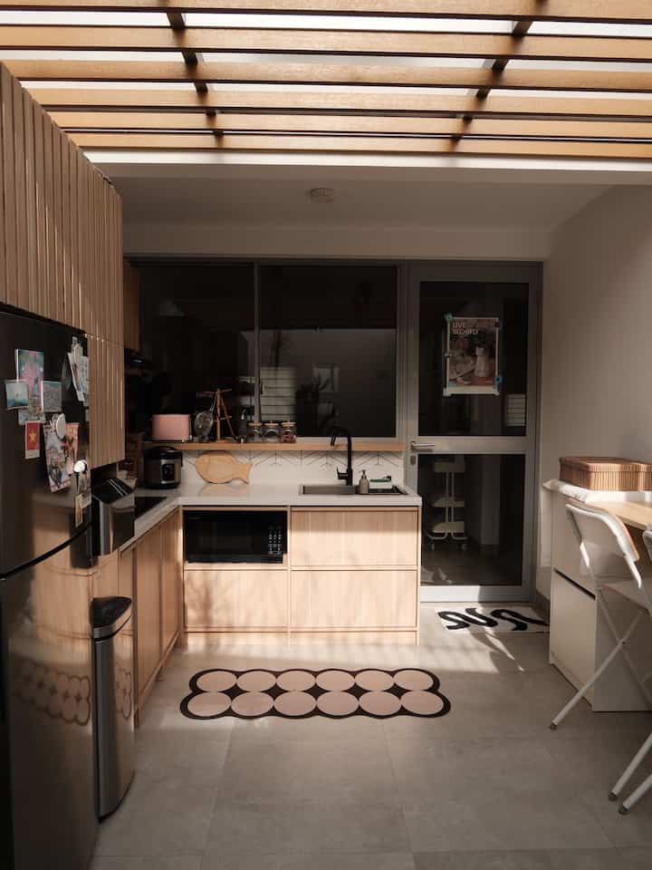 Inspirasi penyimpanan kitchen
—
Prioritas saat membuat kitchen set adalah memastikan seluruh elektronik memiliki “rumah”nya masing-masing, yang artinya terdapat kabinet untuk melindungi elektronik dari berbagai goresan bekas pemakaian. Cabinet elektronik juga berfungsi agar dapur terlihat senada dan lebih rapi. 
Selain elektronik, segala jenis barang yang akan disimpan juga dipetakan sesuai dengan kategorinya untuk memudahkan kami dalam merapikan area dapur.

#Conwood #ConcreteFloor #HPLMotifKayu #KitchenOrganization #DapurRapi #PenyimpananDapur #KitchenStyling #KitchenInspo