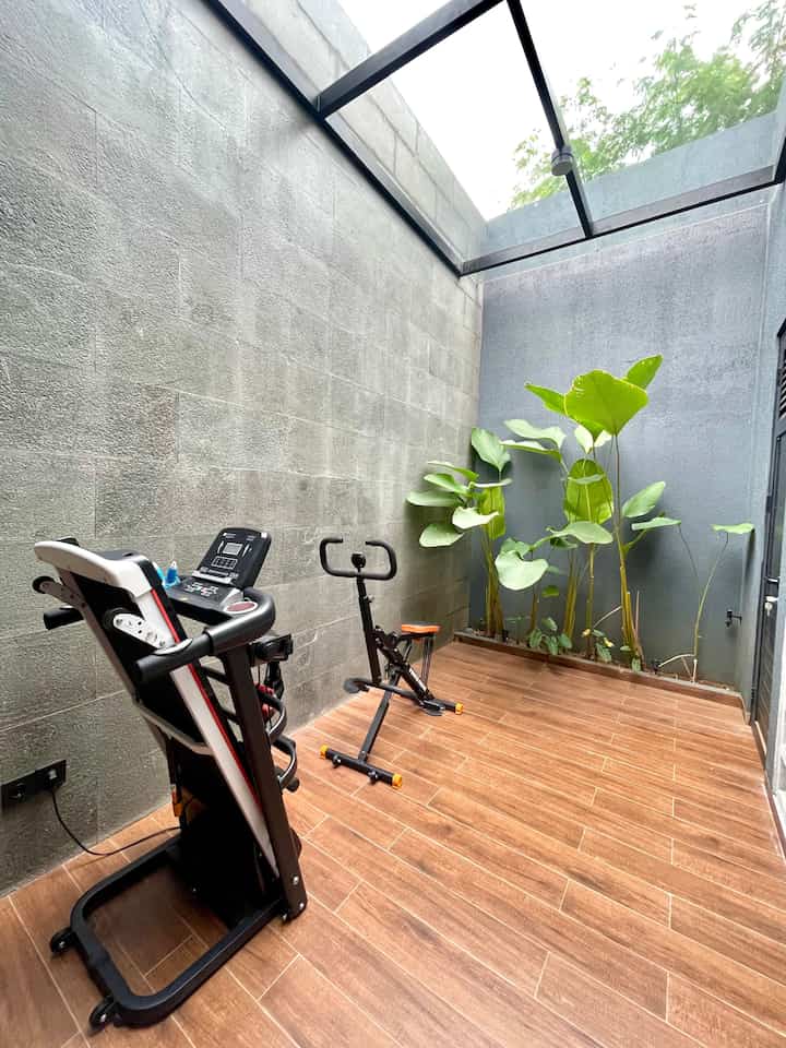 Salah satu area yang menyumbang cahaya dan sirkulasi udara di rumah kami. 
Taman kering berukuran 11m2 ini menjadi tempat olahraga dirumah kami. 

#Tamankering #tentramdihuni #innercourtyard #taman #temperedglass #andesit 