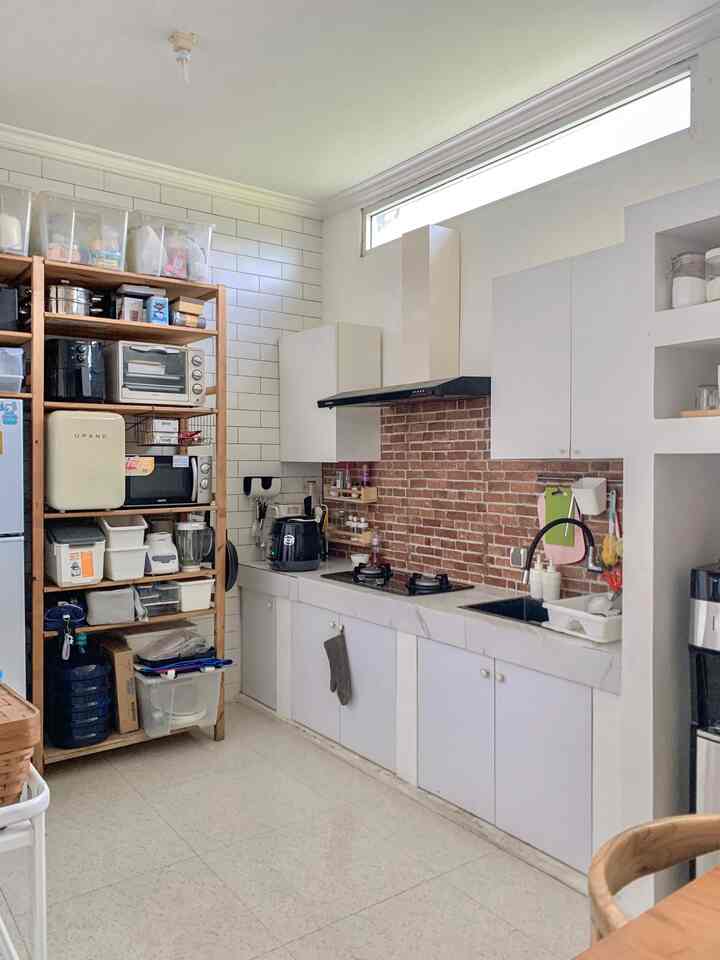 Kitchen transformation..🍳✨💡

This time I'm sharing my experience using the Knoxhult kitchen set. When I first moved into this house and the renovation budget had not yet been collected, I finally bought a ready-made kitchen set at IKEA because it was quite within budget and the design was quite minimalist. However, it turned out that the counter top of the product was made of particle board coated with plastic which according to the website was waterproof but not heat resistant. It was my fault for not reading the details of the product material at that time. What happened was that the area under the counter top grew a lot of mold due to water seepage from the sink area where the dishes were washed. It was really a nightmare seeing the mushrooms.. finally I immediately dismantled it and made a new counter top from cement and granite
📌 slide 1: final renovation
📌 slide 2: before renovation
📌slide 3&4: final and before renovation (close up)

#kitchenset #KitchenSetMinimalis #CupBoard #SinkDapur #MyDreamKitchen #KitchenRenovation #KitchenStyling