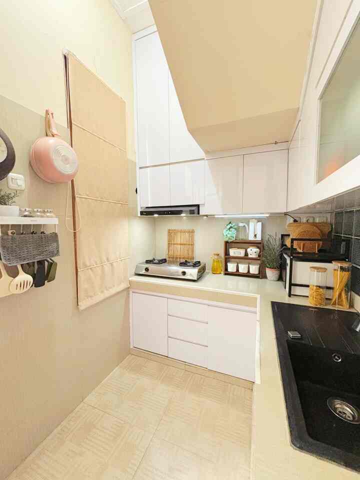 Sejujurnya, sejak pertama pindahan hingga detik ini, perubahan yang terjadi di dapur mungil kami ini sangatlah besar. 

Dulu hanya ada meja coran dan rak besi untuk menaruh perkakas dapur, serta kompor dan sink cuci piring. Tapi setelah di makeover dan ditambahkan kabinet kitchen set, dapur kami jadi jauh lebih cantik.

Kami pilih kitchen set bewarna putih dan tertutup agar dapur ini terlihat rapi dan terkesan luas. Selain itu kami tambahkan beberapa printilan seperti rak bumbu dan rak microwave agar barang yang sering dipakai jadi mudah dijangkau.

Semoga perubahan yang ada di dapur kami ini bisa menginspirasi tetangga semua 🥰 

#MyDreamKitchen #KitchenRenovation #KitchenStyling #Kitchen #KitchenSet #BeforeAfterKitchen #Dapur #DapurImpian 