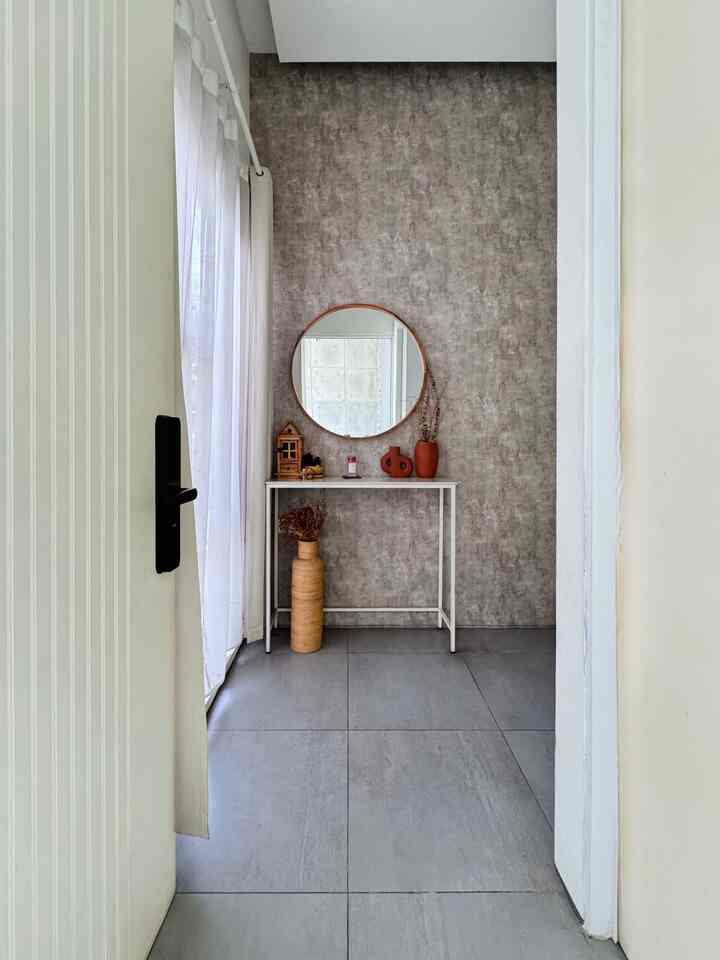 Dekorasi Estetik Kecil Bikin Kangen Kampung Halaman.

Ketika melewati pintu masuk Rumah Semak,  kita akan bertemu dengan voyer. mungkin bagi orang lain voyer ini biasa saja, namun bagi kami, voyer ini selalu mengingatkan akan kampung halaman.

iya, kampung halaman kami ada di daerah Bantul, Yogyakarta. beruntung karena dekat sekali dengan sentra pengrajin gerabah Kasongan. kalau ke daerah sana dijamin kalap belanja dekor estetik yang ternyata lebih banyak di ekspor ke luar negeri loh!

vas rotan, vas terakota, lampion kayu, semua kami beli langsung di Kasongan. sedangkan cermin kami beli online dari Jepara. untuk meja, sebenarnya merupakan sisa potongan dari top table dapur dan kami memesan custom bagian bawahnya yang dibuat dari besi hollow difinish dengan cat duco putih. 

jadi, kalau dekor estetik di rumah kamu mengingatkan akan apa? 

#voyer #DekorasiEstetik #SmallDecorItems #DecorativeItems #modern #tropical #teracota #gerabah #javanese #whiteandbrowndecor #entryway