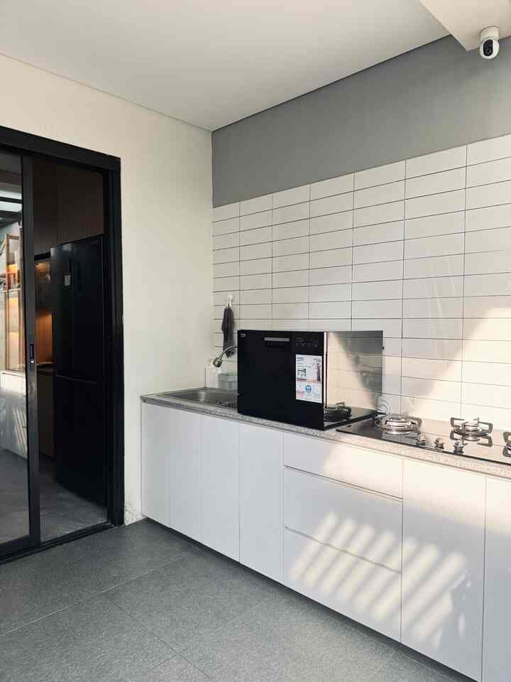 Makeover total bagian dapur! Yg kita pertahankan cuma vibes backsplash putih, tapi kita ganti dengan keramik yg ukurannya lebih kecil. Kalau dari developer, sudah ada meja dapur dan lantai keramik dengan nuansa cream. Tp kita pengen dapur dengan nuansa abu2 & putih, supaya terkesan ‘clean’ dan kontras dengan area indoor yg mainly warna coklat🤍
#KabinetDapur #BacksplashPutih #MyDreamKitchen #KitchenRenovation #KitchenStyling #Japandi