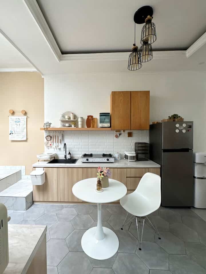 — Material Kitchen.

Desain dapur yang aku pilih adalah dapur minimalis karena ukurannya yang tidak begitu luas. Pemilihan material juga sangat berpengaruh supaya dapur terkesan luas dan nyaman.

Berikut material yang kami gunakan didapur :
☑️ Kitchen set bawah: Kayu mdf yang dilapisi hpl taco warna kayu dengan kode TH 131 AA 
☑️ Kitchen set atas : Rak serbaguna dari ikea series ivar dan ambalan kayu.
☑️ Top table : Top tough aica dengan kode XKAF 14144 ZGN. Material ini tahan terhadap goresan dan panas.
☑️ Back splash : Keramik roman dengan kode WT 63801R Dtube White 30x60. 
☑️ Lantai Dapur : Keramik roman motif hexagonal agar tidak terkesan monoton dan lebih durability.

Semoga menginspirasi 🫶🏻

#MyDreamKitchen
#KitchenRenovation
#KitchenStyling
#KitchenSet
#KitchenSetMinimalis
#InspirasiKitchenMinimalis
#DapurMinimalis
#DapurSegaris
