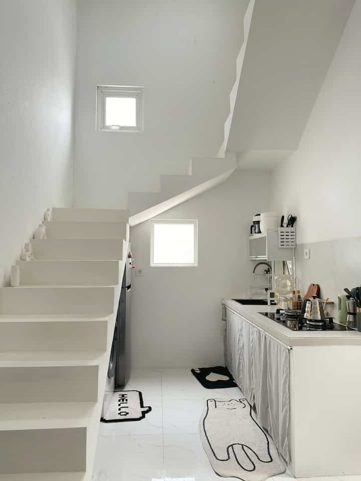 Perubahan kecil menambah kesan estetik di dapur 👩‍🍳
-
Ada member baru di dapur Angka House yaitu Rak Piring Wastafel berwarna putih material besi yang kokoh bisa menjadi multifungsi ( jadi rak piring dan tempat penyimpanan air fryer ataupin rice cooker ) , semoga next bisa upgrade kitchenset Aamiin 🫶 
-
yuk share dapur tetangga online ✨



#MyDreamKitchen #KitchenRenovation #KitchenStyling #RakPiringWastafel #GordenDapur #DapurBawahTangga #CatDinding #TopTable #GranitLantai #Minimalis #AngkaHouse #DapurSegaris