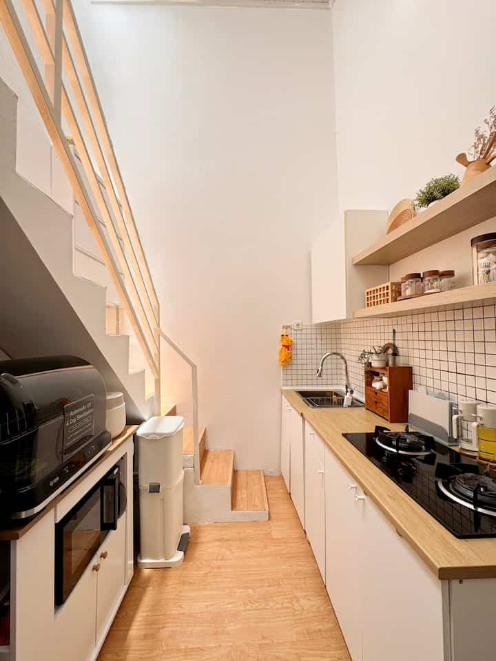 Saat pertama pindahan area dapur ini hanya ada kitchen set saja, lalu kami pasang vinyl di semua area rumah dan terlihat beda vibes nya terutama di bagian dapur jadi lebih estetik dan cozy


#KitchenSet #KitchenSetJapandi #KnoxhultIkea #MyDreamKitchen #KitchenRenovation #KitchenStyling #Cat #Vinyl #RailingTangga 