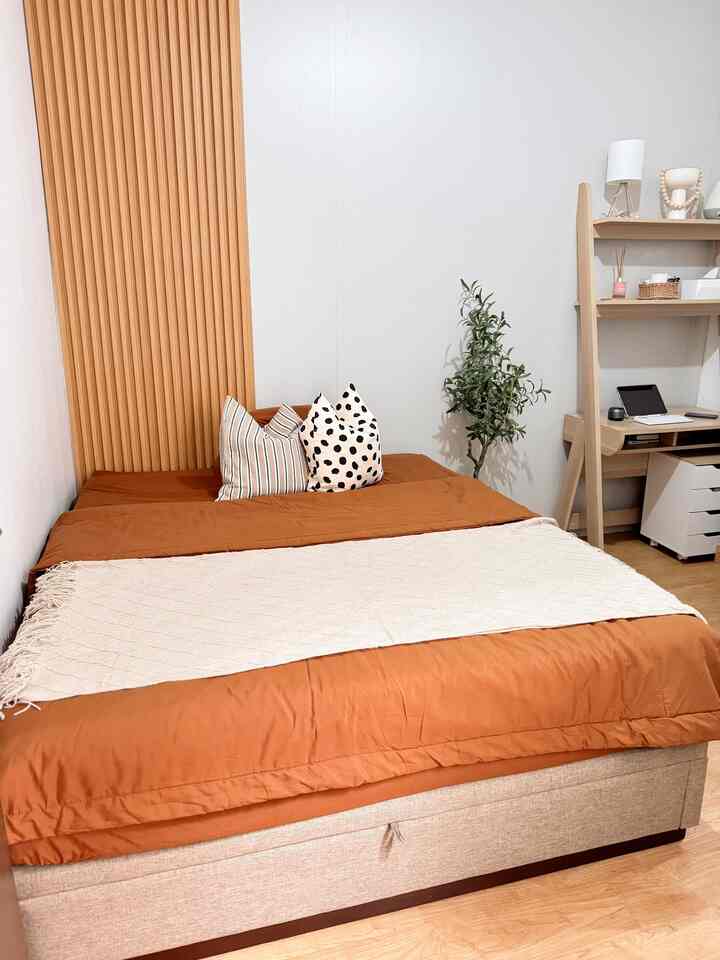 Dulu kamar tidur ini masih polosan, akhirnya kami memasang wallboard kombinasi wpc agar terlihat lebih berwarna
Selain itu karena rumah ini mungil tanpa gudang, kami memutuskan untuk menggunakan divan hidrolik yang ga cuma cantik tapi juga fungsional jadi bisa menyimpan barang yang jarang dipakai tanpa terlihat 


#DekorasiEstetik #SmallDecorItems #DecorativeItems #DivanHidrolik #KamarTidur #DekorasiKamar #KamarMungil 