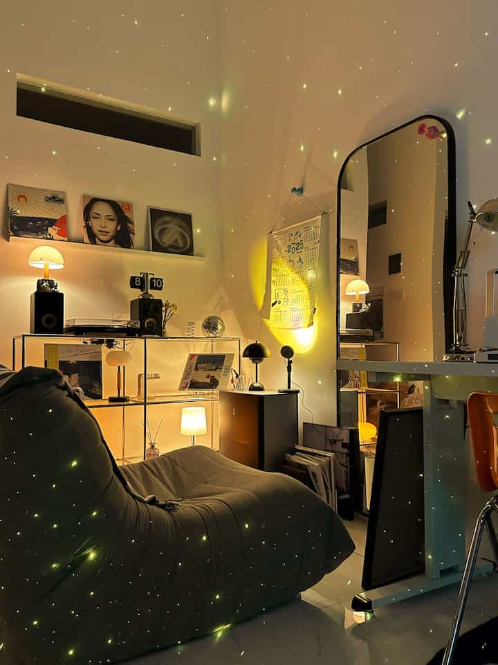 Dekorasi yang engga cuma cantik tapi bikin nyaman ✨

aku menemukan beberapa benda” dekoratif yang menjadi favorit saat ini

Togo Sofa , selain desainnya yang minimalis, bikin nyaman saat diduduki dan mengikuti postur tubuh

Beberapa lampu kecil yang bikin ruangan semakin berwarna ada Nodmast, Sunset Lamp, Barlast, Donut Lamp dan Projector Aurora

Disco Ball , dekorasi kecil ini bikin ruanganku yang sepi hiasan tembok jadi semakin ramai dengan percikan” sinar yang dihasilkan dari bola disko ini


Cek produknya di product tag ( Blue Button )  ya ! 🩵


#DekorasiEstetik #SmallDecorItems #DecorativeItems #MoodLamp #SofaTogo #RakStainless #DiscoBall #FlowerBrick #Minimalis #AngkaHouse 

