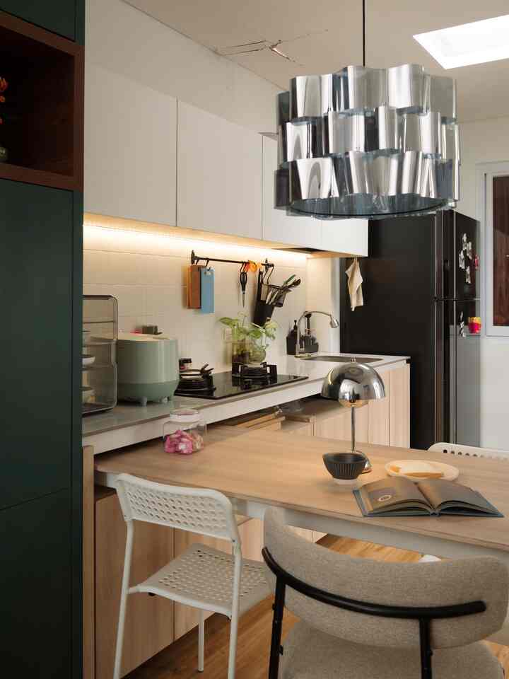 Kalau bicara inspirasi, kami cari dari Pinterest. Tapi karena terlalu banyak inspirasi jadinya rumah kami ga begitu bertema sih.. Tapi awalnya dapur ini didesain dengan tema japandi minimalis, karena itu kami memilih warna cokelat muda dan putih.

Ada penambahan lemari hijau juga dengan warna bold dan lebih gelap, karena kami mendapat inspirasi dari tema mid century. Walaupun jadinya cukup banyak warna, tapi itu yang membuat rumah dari punya karakter tersendiri.

Swipe2 buat lihat foto dapur kami sebelumnya ya✨

#kitchenset #countertop #backsplash #ledstrip #ricecooker #tudungsajitingkat #mydreamkitchen #kitchenrenovation #kitchenstyling