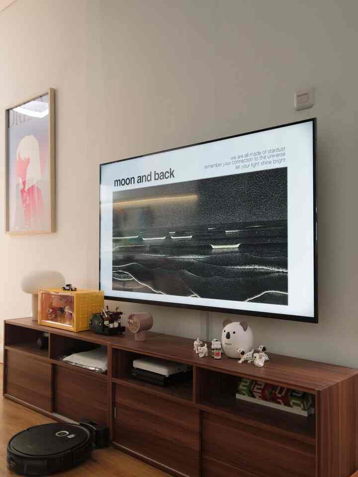 Living room yang sekarang penuh sama item dekorasi. Ini beberapa item favorit kami buat jadi dekorasi rumah. Cek produknya di tag blue button ya!

#diffuseraromatherapy #containerdisplay #artprint #tablelamp #jammeja #dekorasiestetik #smalldecoritems #decorativeitems