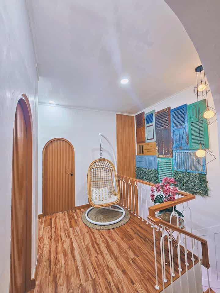 ‼️ Percantik Area Tangga Dengan Dekorasi Estetik

Dekorasi estetik bukan hanya dapat diaplikasikan di sudut kamar/ruangan saja, tetapi di rumah #casadeharsa kami juga mengaplikasikan dekorasi estetik di area tangga (“hallway”) lantai 2 yang juga jadi salah satu tempat favorite kami untuk bersantai dan melepas lelah.

Berikut beberapa item dekorasi yang kami gunakan untuk area tangga (sebagai “hallway” menuju ruangan yang ada di lantai 2) supaya lebih nyaman, elegan, dan juga estetik:

✅ Dekorasi Dinding Religi “Wooden Letter (huruf kayu)”: selain sebagai pengingat dan jadi penyemangat ketika lelah, dekorasi kecil ini bikin area tangga makin estetik dan elegan.

✅ Meja Sudut/Sisi: meja sudut membuat area tangga ini jadi lebih cantik dan estetik.

✅ Bunga & Tanaman Artificial: dekoratif item yang ngasih kesan rumah lebih cantik, hangat, asri, dan low maintenance/tdk membutuhkan perawatan rutin.

✅ Jendela Antik Krepyak/Sisir: dekoratif item ini ngasih kesan vintage yang unik dan estetik.

✅ Jam Dinding & Lampu Gantung: selain fungsinya untuk mengetahui waktu, dan penerangan. Kedua dekoratif item ini bisa bikin area tangga jadi lebih hangat dan elegan.

✅ Wallpanel: supaya ada kesan japandinya dan menyatu dengan tema di area lantai satu, salah satu sudut dinding di area tangga ini diberikan wallpanel supaya area tangga terkesan lebih hangat & estetik.

#vinyl #lampugantung #cushion #tanamanartificial #bungaartificial #jamdinding #wallpanel #mejasisi #mejasudut #vas #dekorasiestetik #smalldecoritems #homestagram  #decorativeitems