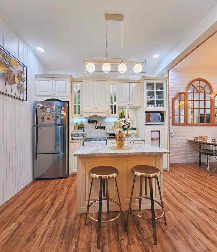 ‼️ Mendesain Dapur Mungil Impian Dengan Budget Terbatas

Salah satu yang kami lakukan untuk menyiasati budget yang terbatas, saat mendesain dapur impian di rumah casadeharsa, kami memilih desain dapur dengan model segaris, dengan kabinet yang tidak full sampai ke plafon. 

Dan supaya memberikan kesan yang luas dan estetik diatas wastafel kami tambahkan cermin dan tanaman artificial.

Selain itu, kami juga menambahkan moveable kitchen island yang memiliki fungsi 3in1, bukan hanya jadi ada tambahan kabinet penyimpanan, tetapi juga dapat digunakan untuk persiapan memasak, dan meja makan.

Agar ruangan dapur ini terkesan lebih luas, lampu gantung di dapur ini sempat diganti dengan desain yang lebih minimalis. Perubahan kecil yang ngasih dampk besar untuk dapur mungil kami.

#lampugantung #kitchenisland #dekorasidinding #vinil #kabinetdapur #mydreamkitchen #kitchenrenovation #kitchenstyling #dapur #kitchenset #tanamanartificial #vasgold
