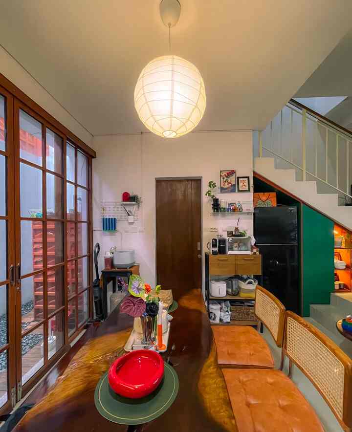 White and brown toned 6-tatami dining room featuring natural wood dining table and chairs, stairs, and a floor lamp in a simple, natural setting