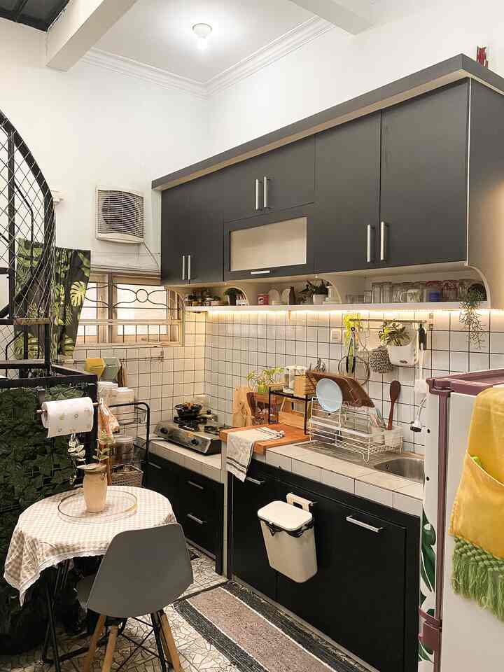 Perubahan Kecil Kitchen, Dampak Besar
💡🗄️👩‍🍳🎛️

Beberapa perubahan kecil di dapur ini yang memberikan dampak besar menurut kami antara lain:
🗄️	Pemilihan Warna Kabinet
Dari kabinet merah yang mencolok menjadi warna hitam yang lebih elegan dan modern. Warna ini memberikan kesan lebih bersih dan rapi.
💡Pencahayaan Tambahan
Penambahan lampu LED di bawah kabinet memberikan efek pencahayaan yang lebih hangat dan membuat dapur terasa lebih nyaman serta estetik.
🫙Organisasi dan Penyimpanan yang Lebih Rapi
Ada rak tambahan dan tempat penyimpanan yang lebih tertata, sehingga dapur terlihat lebih luas dan fungsional.
🍃🪴Sentuhan Dekorasi 
Tanaman hias, gorden bermotif tropis, dan pemilihan aksesori dapur yang serasi menambah kesan nyaman dan lebih homey.
🪑Meja Makan Kecil
Penambahan meja kecil dengan taplak kotak-kotak memberikan kesan dapur yang lebih hidup dan berfungsi tidak hanya untuk memasak, tetapi juga sebagai tempat bersantai.

Menurutmu, perubahan mana yang paling bikin dapur jadi lebih nyaman? Atau ada perubahan kecil lain yang berpengaruh besar?

#KitchenSet #kitchensetminimalis #Backsplash #WallpaperAntiAir #MyDreamKitchen #KitchenRenovation #kitchenstyling 
