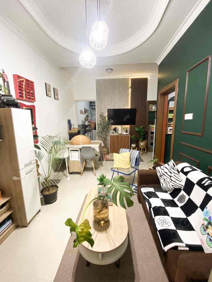 Dulu, ruangan ini terasa kosong. Tapi dengan sentuhan warna hijau tua di dinding, pencahayaan hangat, dan dekorasi minimalis, suasananya jadi lebih hidup. Tanaman hijau menambah kesegaran, sementara sofa dengan bantal-bantal kecil menciptakan kenyamanan. ✨🌿 Rumah yang nyaman bukan soal mahalnya dekorasi, tapi bagaimana kita menyusunnya agar terasa hangat dan penuh cerita. 💚🏡


#Cat #WarnaCatRumah #moulding #ListMoulding #DekorasiLivingRoom #DekorasiEstetik #SmallDecorItems #DecorativeItems 