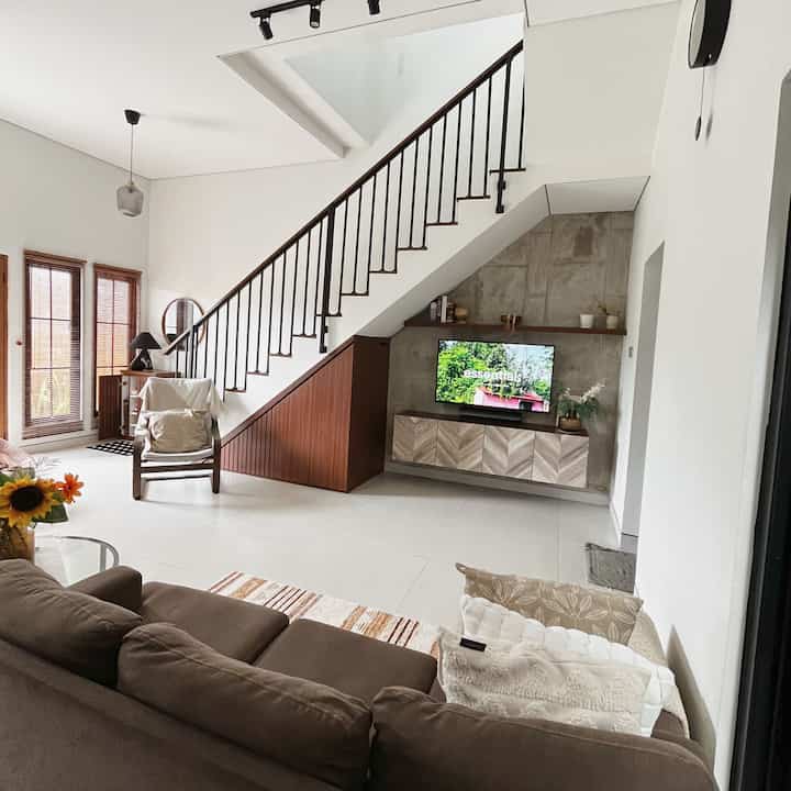 Suka deh area living room ini menggunakan karpet kecil. Jadi ruangannya terasa lebih hangat. 

Walau ukurannya kecil tapi bisa merubah ambience nya loh. Lalu untuk sofa juga dikasih throw blanket yang fungsinya bisa untuk dekorasi estetik namun juga memiliki fungsi. 

Nah untuk detail dekorative yang kami gunakan bisa dengan klik pada barang nanti keliatan deh nama barangnya apa🤍🤍

#Wallpaperdinding #WallpaperEstetik #DekorasiEstetik #SmallDecorItems #DecorativeItems #RuangTVMinimalis #