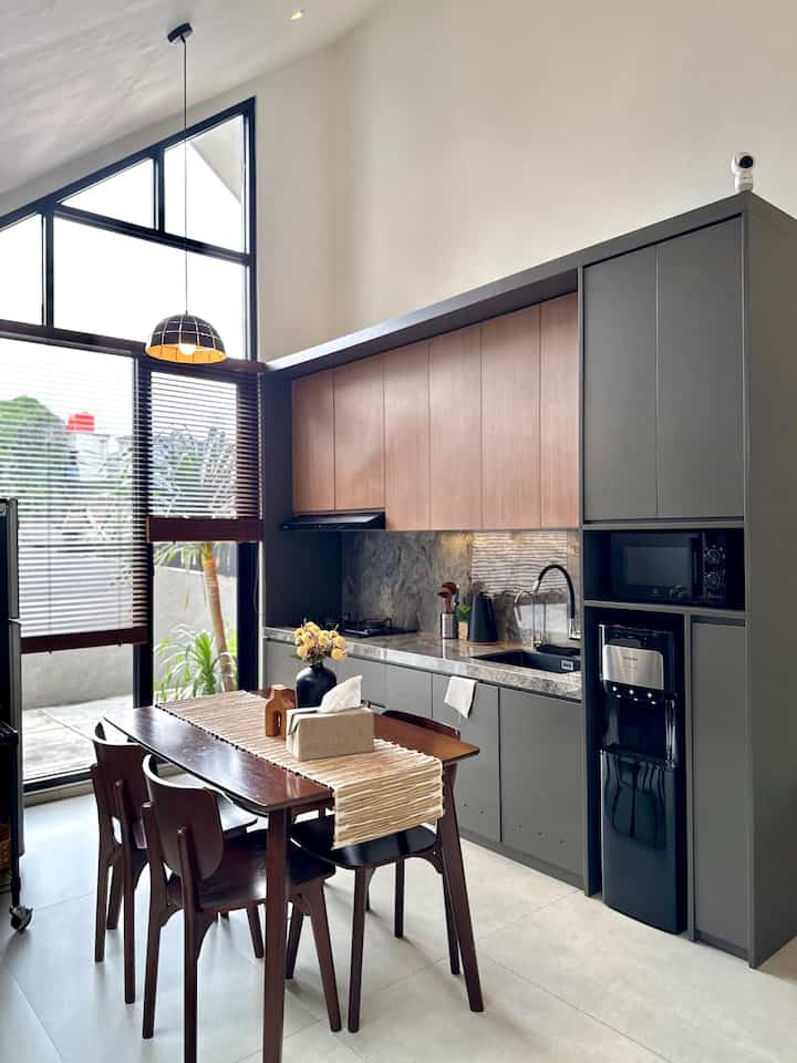 Layout dining dan pencahayaan di kitchen menentukan mood dan suasana di dapur loh. Sebelumnya pencahayaan di dapur masih menggunakan cahaya alami dari jendela dan dining kitchen posisinya vertikal. Lalu dining kami rubah dibuat searah atau horisontal dengan kitchen dan kami tambahkan lampu warm. Kami pikir ini akan terasa sempit, tapi ternyata tidak dan justu bikin suasana kebersamaan semakin hangat ✨

#KitchenSet
#KitchenSetMinimalis 
#TopTable
#MyDreamKitchen
#KitchenRenovation
#KitchenStyling