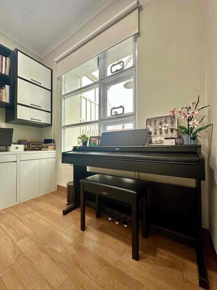 🎹 Dekorasi di Piano Corner 🎹

Hello, O!House friends, di sudut study room, aku meletakkan Piano digital. Tentu saja aku juga meletakkan pajangan-pajangan cantik di atas piano (yang berganti-ganti sesuai mood-ku). Kali ini, aku memajang beberapa dekorasi:

🩵 Frame foto 
🩵 Tanaman artificial
🩵 Action figure display
🩵 Lilin aromaterapi 

Gimana cerita kalian mendekor sudut di rumah? 🩵🥰

#LegoFlowers
#ToyDisplay
#ArtificialPlants
#LilinAromaterapi
#DekorasiEstetik
#SmallDecorItems
#DecorativeItems