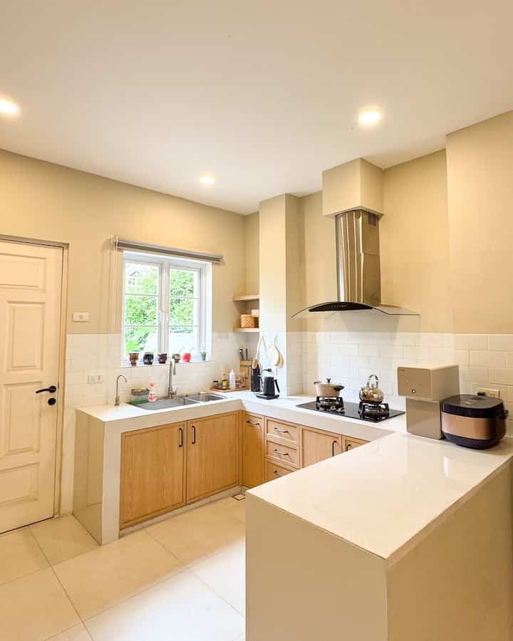 Pelan-pelan tapi pasti, dapur impian kita mulai terwujud!

Sekarang kalau lihat foto before-after, rasanya puas banget!

Perubahannya mungkin bertahap, tapi setiap update seperti warna cat dinding, furniture yang satu tone, sampai rel stainless steel biar barang-barang dapur lebih rapi, bikin dapur ini makin sesuai sama yang kita dibayangin😍

#MyDreamKitchen #KitchenRenovation #KitchenStyling #KitchenSetMinimalis #DiningRoom #MejaKayu