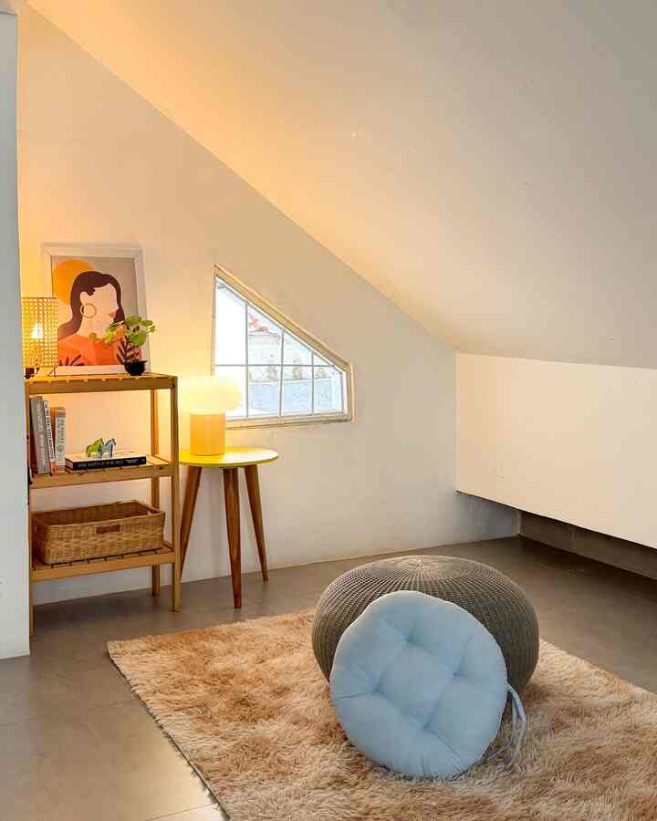 Kebayang nggak kalau meja dan dinding di rumah kosong tanpa table lamp atau frame? Pasti jadi terlalu plain & kurang hidup. 

Makanya, di rumah kita selalu ada lampu di beberapa sudut yang dipadukan sama wall art atau pajangan kecil. Bukan hanya untuk estetika, tapi juga bikin suasana makin relaxing🧘🏻‍♂️

#DekorasiEstetik #SmallDecorItems #DecorativeItems #TableLamp #PictureFrame