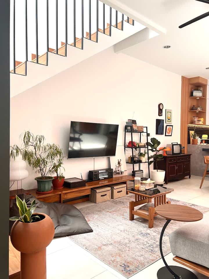 Konsep Rumah yang ingin kami capai adalah modern tropis yang menyatu dengan alam. Selain secara desain menggunakan konsep open plan dan banyak bukaan, kami juga memberi elemen dekoratif yang membantu melengkapi suasana tropis ini.

- Pot tanaman dengan motif dan bentuk yang menarik. Mostly kami suka material terakota, terazo dan kaca.
- Tanaman asli. Kami pilih beberapa tanaman yang bisa hidup semi indoor dan memiliki bentuk daun unik.
- Lampu dengan desain warna dan desain unik. Biasa dinyalakan saat sore ke malam hari.
- Barang vintage yang merupakan koleksi suami, mulai dari radio, kamera, perangko, tv dan game console
- Pigura dan poster. Beberapa merupakan hasil karya seni pribadi (DIY)

 #LivingRoom #MidcenturyModern #PotTanaman #TanamanIndoor #LampuEstetik #AkariLamp #Tropicalhouse #DekorasiEstetik #SmallDecorItems #DecorativeItems