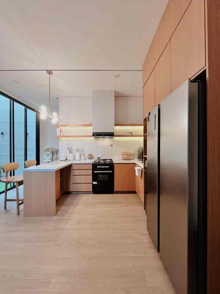 - Transformasi Dapur Karena Rayap -

Sebelum:
• Material kitchen set berbahan multiplek lapis HPL
• Backsplash multiplek lapis cermin
• Bentuk segaris atau letter I
• Dapur gelap dan lembab, minim sirkulasi udara dan cahaya
• Lantai menggunakan keramik bawaan developer

Setelah:
• Material kitchen set berbahan PVC board lapis HPL
• Backsplash material bamboo charcoal
• Bentuk letter U
• Dapur mendapat udara dan cahaya dari void (indoor garden)
• Lantai menggunakan vinyl

Selain melakukan renovasi, mengganti material kitchen set, membuat void sebagai bukaan, usaha pencegahan rayap lainnya yaitu menggunakan jasa pengendalian rayap.

#KitchenSet
#KitchenSetPVC
#LantaiVinyl
#BacksplashBambooCharcoal
#MyDreamKitchen
#KitchenRenovation
#KitchenStyling