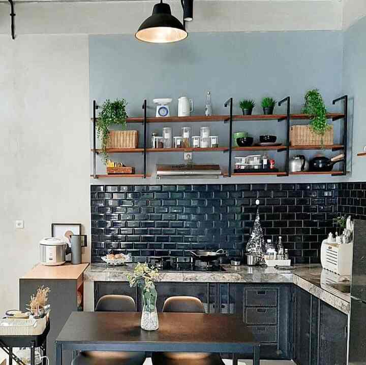 Sebelum renov dapur lama mengusung tema warna bumi yaitu coklat & putih dengan material dari kayu & model kabinet tertutup tapi seiring taun tnyata dibagian sink karna sering kena cipratan air cucian piring akhirnya kropos & diganti dengan keramik tpi ga semua & ga permanen sampai akhirnya ada rejeki buat renov total, diputuskan jangan pake material kayu lagi melainkan untuk meja dapur pakai beton cor yg ditutup dengan granit lebar 60 x 120cm sedangkan kitchensetnya pakai besi & model terbuka aj tnyata masuk bgt sama tema rumah yg industrial 


#industrialstyle #mydreamkitchen #kitchenrenovation #kitchenstyling #kabinetdapur #dapurindustrial #openshelvingtheme 