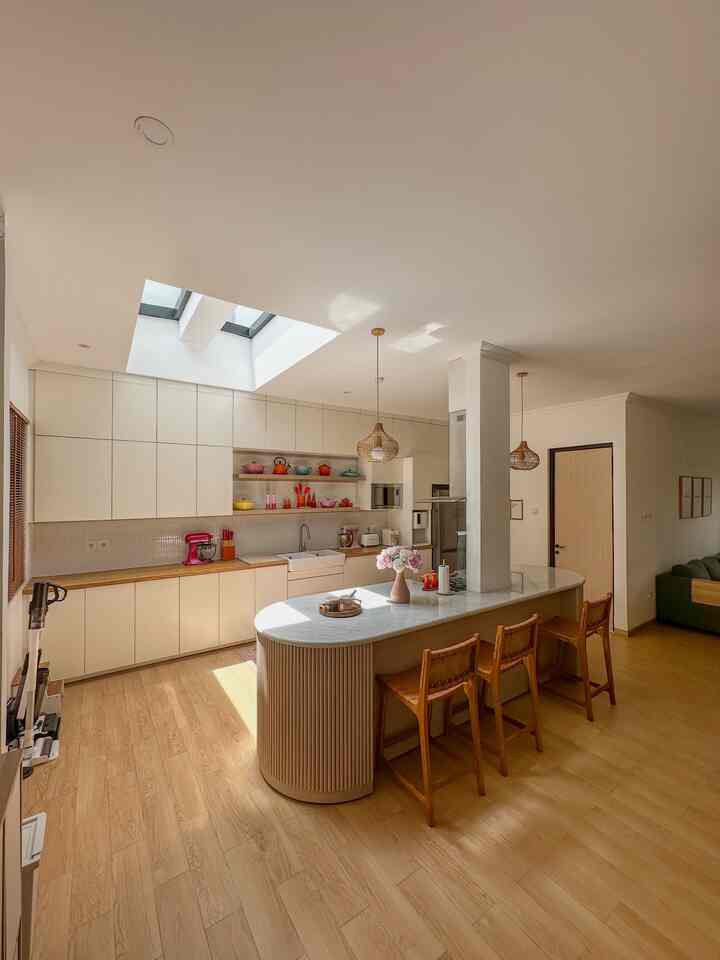 Perjalanan dapurku dari dapur mini menjadi dapur yang cukup menampung sekeluarga beraktivitas didapur secara bersamaan. Alhamdulillah. Dapur ini berevolusi secara bertahap. Awalnya posisi dapur hanya sampai kolom yang ada di kitchen island tersebut, renovasi terakhir aku perluas kearah kiri mengambil area carport yang masih cukup panjang. 

Kitchenset bisa dilihat di slide terakhir adalah kitchenset tipe yang sama aku gunakan sejak awal tahun 2018, IKEA METOD. Karena setelah 5 tahun kemudian, kitchenset lamaku masih kokoh dan bagus, aku memutuskan untuk mengisi dapur baruku dengan kitchenset yang sama, hanya saja kali ini from floor to ceiling dengan harapan semua barang yang tidak digunakan on daily basis bisa tersimpan rapih di dalam kabinet.

Keuntungan menggunakan kitchenset floor to ceiling (full dari lantai sampai plafon) adalah
1. Secara estetika terlihat menarik, rapih dan terkesan tinggi ruangannya.
2. Secara fungsi juga maksimal ruang penyimpanan.

Kekurangannya :
1. Budget yang dikeluarkan lebih besar
2. Waktu dan effort pembersihannya lebih lama dan besar. 

Alhamdulillah dapur ini sudah berjalan 2 tahun dan belum pernah ada kendala ataupun kerusakan sama sekali di dapur ini. 

#mydreamkitchen
#kitchenstyling
#kitchensetminimalis
#ikeakitchenset
#kitchenrenovation