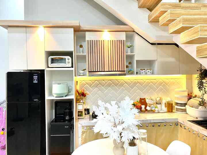 Perubahan Kecil demi Dream Kitchen✨

Meski di area terbatas dapur kami berada di bawah tangga dengan konsep yg matang dan tentunya lebih fungsional. Pembuatan kitchen set ini h-5 pindahan dengan proses pembangunan rumah berkisar 6bulan. Dengan dana terbatas akhirnya kami memutuskan membuat kitchen set hanya kabinet atas saja karena memang perabotan di dapur kami masih sedikit. 

Setelah 7bulan menempati rumah ini, sedikit demi sedikit menabung semoga tahun ini bisa terealisasi kitchen set bagian kabinet bawah demi my dream kitchen semakin sempurna.. Aamiin 🫶🏻

#KitchenSet #KitchenSetMinimalis #KitchenStyling #MyDreamKitchen #KitchenRenovation #DeiraaHouse #Kitchen 