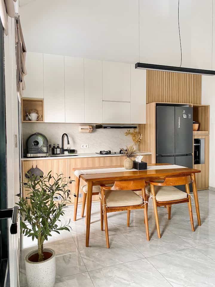 Renovasi rumah yg kami lakukan 2 tahun lalu bisa dikatakan renovasi total yang hampir merubah seluruh layout rumah, termasuk letak posisi dapur. Awalnya dapur terletak di area belakang rumah, saat renovasi letak dapur dipindah di area depan rumah.
Dari design sampai material, kami ubah menjadi lebih baik meski secara style tetap sama yaitu dapur linier.
Dapur ini terbilang cukup compact karena kami maksimalkan bisa memuat semua kitchen appliances, sehingga dapur terlihat lebih clean dan rapih.

#KitchenSetMinimalis #InspirasiDapurMinimalis #DapurJapandi #JapandiIndustrial #KitchenInspo #MyDreamKitchen #KitchenRenovation #KitchenStyling