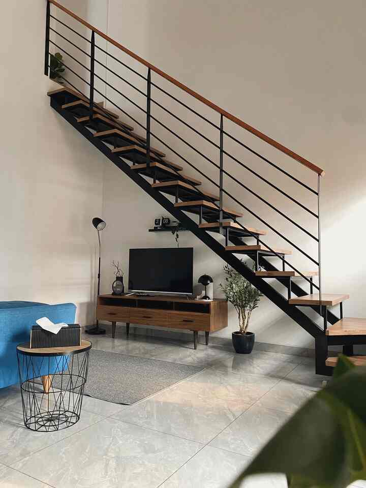 We utilize the area under the stairs as a TV cabinet area. So that it is not flat, we add some functional decoration items here, such as standing lamps, flower vases, clocks, artificial plants, etc.

#LivingRoom #LivingRoomMinimalist #RumahTamuMinimalis #WarnaCatRumah #TVCabinet #DekorasiEstetik #SmallDecorItems #DecorativeItems