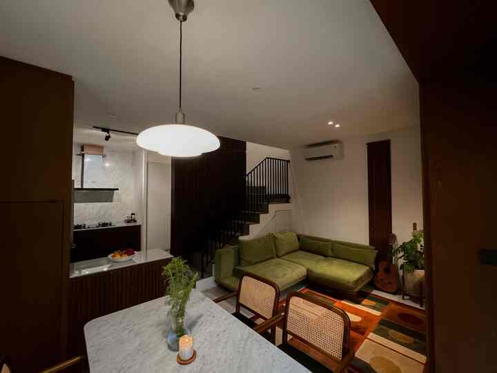 Karena rumah ini mungil, kita pilih konsep open space buat nyatuin kitchen, living room, dan meja makan jadi satu area utama di rumah. Jadi, hampir semua aktivitas keluarga terjadi di sini! Plus, cahaya alami masuk maksimal bikin suasana rumah jadi lebih lega dan nyaman🌞

Konsep open space bikin rumah mungil terasa lebih hidup dan multifungsi. Siapa lagi yang pakai konsep ini di rumahnya?✨

#RumahOpenSpace #RumahTanpaSekat #BTNOAS11