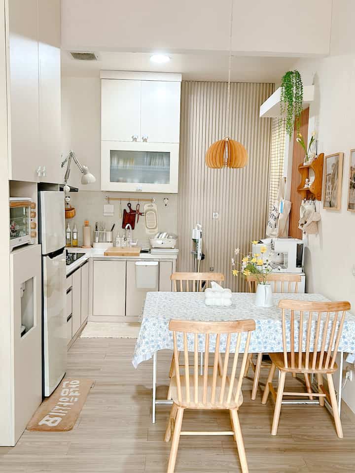 Dapur minimalis yang kitchen setnya aku custom dengan desain sendiri menyesuaikan barang yang ada dirumah aja sih karena memang tidak terlalu banyak jadi aku bikin kitchen setnya gak full di atas dapur ini cukup untuk menyimpan alat dapur aku, beforenya silde ke 2.mudah2 han bisa menginspirasi buat kalian yang suka minimalis jg #komportanam
#kranair
#stikervinyl
#lampugantung
#talenankayu 
 #MyDreamKitchen
 #KitchenRenovation
 #KitchenStyling