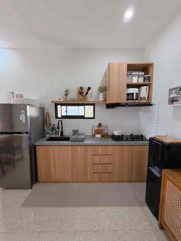 Budget friendly saat makeover dapur adalah dengan memutuskan untuk membuat kitchen set segaris dan seminimalis mungkin. Lalu untuk kabinet atas juga hanya menggunakan 2 lemari dan 1 ambalan. Tapi tetap mempertimbangkan top tabel, agar telihat simpel, kami memilih menggunakan granit slab. total budget di 12jutaan saja.

#KichentSet #KicthenSetMinimalis #WarnaCatRumah #Cat #MyDreamKitchen #KitchenStyling #KitchenRenovation