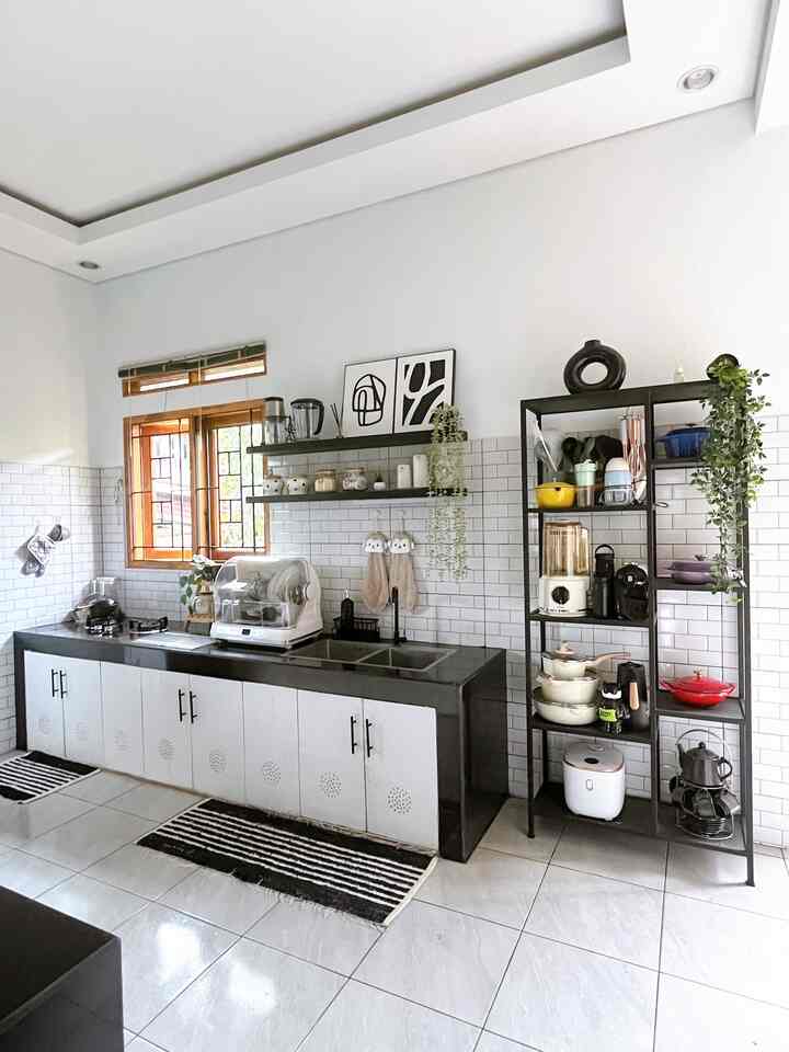 Perubahan kecil di dapur yang membuat lebih estetik dan cantik

Pemasangan ambalan ukuran 120 di dapur segaris ini ternyata membuat dapur terlihat lebih estetik. Selain bisa menyimpan perlengkapan dapur juga bisa menyimpan sedikit dekorasi disini sehingga tampilam dapur jauh lebih cantik. 

#BumiGerrd #AmbalanDapur #CatDapur #BackSplashDapur #MyDreamKitchen #KitchenRenovation #KitchenStyling #DekorasiDapur #DekorasiLowBudget