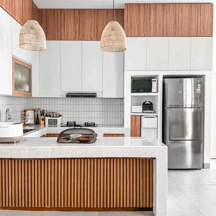 Dapur ku jadi cantik dengan sentuhan kitchenset bikin dapur makin manis ala scandinavian perpaduan warna putih dan kayu.

#KitchenSet #KitchenSetMinimalis #Woodpanel #WarnaCatRumah #WallpaperDinding #WallpaperEstetik #Cat #MyDreamKitchen #KitchenRenovation #KitchenStyling