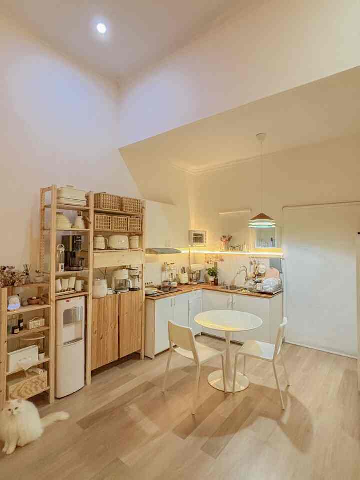 Perubahan kecil yang menurutku jadi game changer ya penambahan ambalan dan ganti side unit Ivar di dapurku ini. Jadi nambah tempat penyimpanan dan penggunaan bamboo storage yang match dg rak ini bikin tambah estetik. Setuju ga? 😍 #KitchenSet #RakIvar #MyDreamKitchen #KitchenRenovation #KitchenStyling