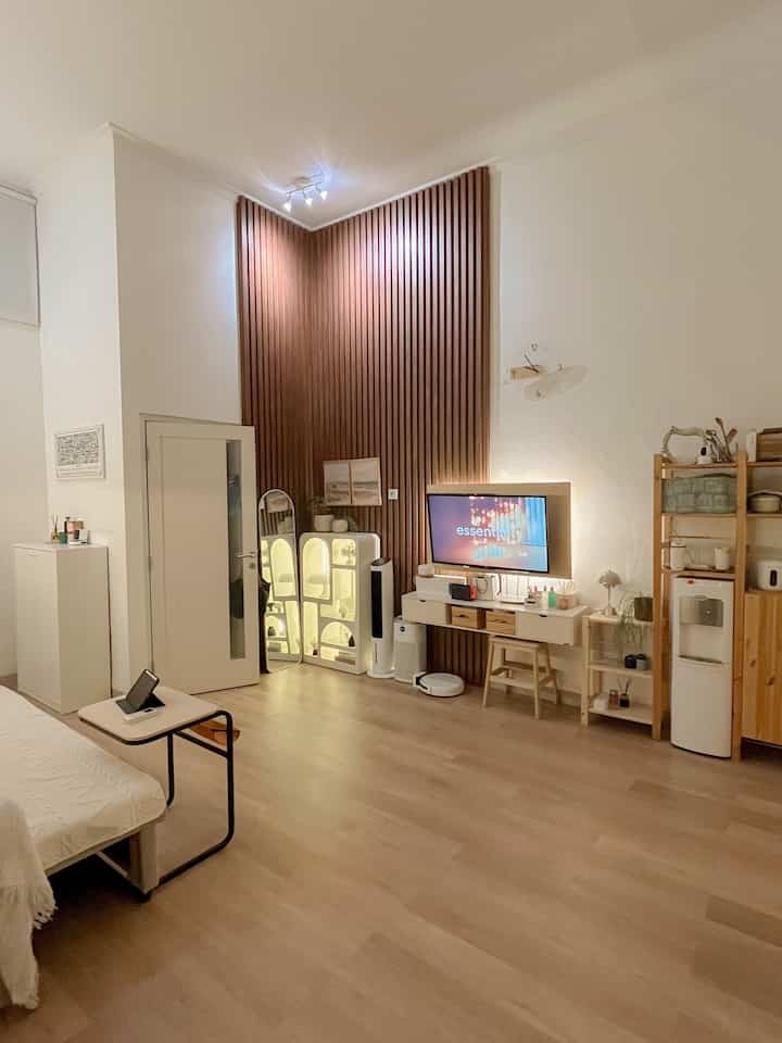 Salah satu decor item fave aku di living room, rak display di pojokan, ada LED strip jadi makin cakep kalo diidupin lampunya 😍 cocok banget ditaruh dg kombinasi WPC Duma jadi bisa lebih pop up warnanya. Gimana menurut kalian? #DekorasiEstetik #SmallDecorItems #DecorativeItems #RakDisplay #WPCDuma 