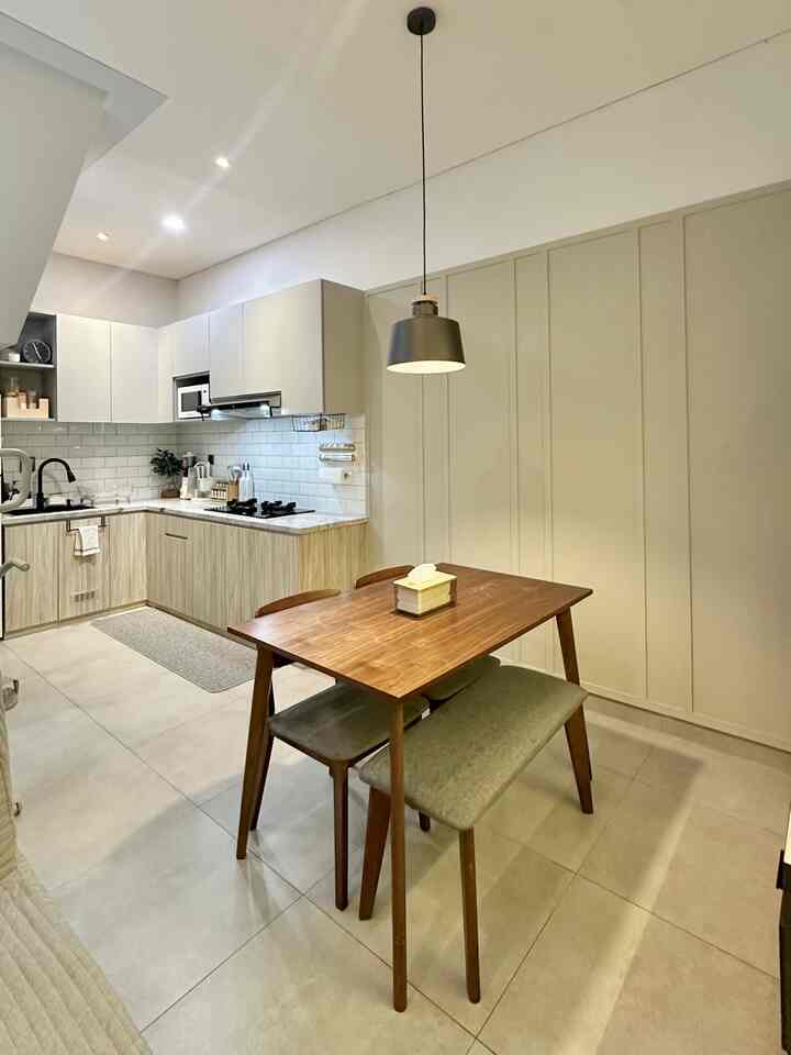 Dream Kitchen versi rumah de mahendra ✨

Proses menjadi dapur impian ini butuh waktu 2  tahun lebih, sejak awal proses renovasi sampai sekarang.
Dapur yang mengusung tema warna netral abu dan wood. Bikin dapur jadi terkesan modern, minimalis, dan lega. 
#mydreamkitchen
#kitchenrenovation
#kitchenstyling
#homestyling
#dapurimpian
#dapurmodernindustrial
#homedecor
#inspirasidapur
#kitchenanddining
#homeinspiration
