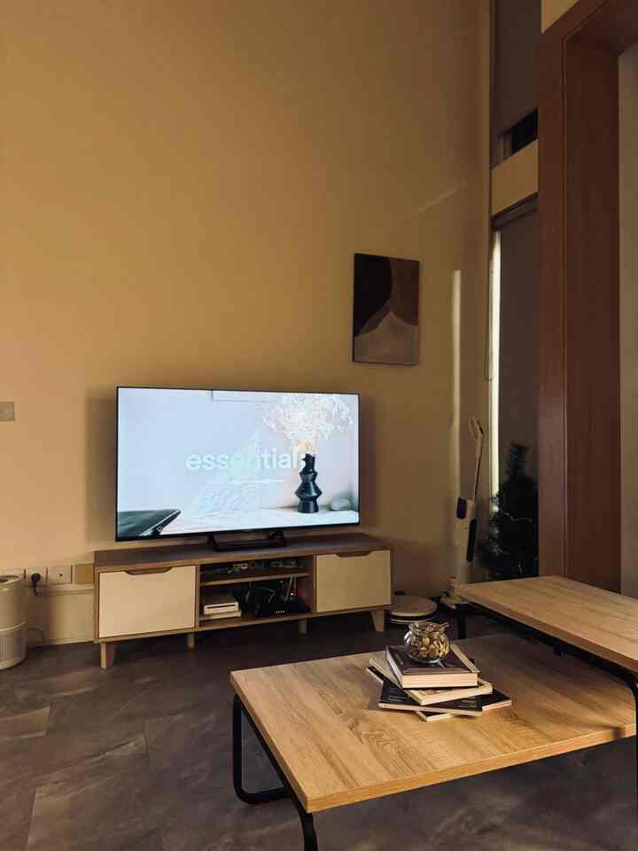 Akhirnya hari ini misteri dekorasi lukisan di living room Ofuro House terbongkar hahaha. Jadi sebenarnya lukisan yg ada di living room itu selain jadi dekorasi, fungsinya adalah untuk nutupin panel MCB supaya ttp keliatan estetik!😆

Kalau untuk ritual malam di kamar, kita juga suka pake ambience light dan nyalain lilin aromaterapi sebelum tidur supaya suasana lebih rileks🤍
Btw, ada yg punya cerita nutupin sesuatu di rumahnya pake barang dekorasi juga?😜
#LukisanEstetik #DekorasiEstetik  #SmallDecorItems #DecorativeItems #InspirasiDekor #LilinAromaterapi #LampuEstetik