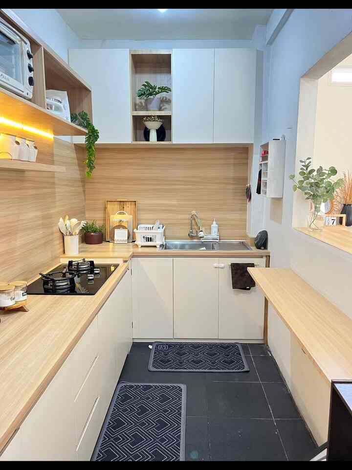 Renovasi dapur ini bisa dibilang renivasi kecil-kecilan aja, tapi perubahannya sangat ngaruh kekenyamanan. kita nambahin jendela untuk penerangan dan bobok sedikit tembok untuk buat peninsula dan bikin terasa lebih lega.  
#MyDreamKitchen #KitchenRenovation #KitchenStyling #Renovasidapur #plywood #hpl #catdinding